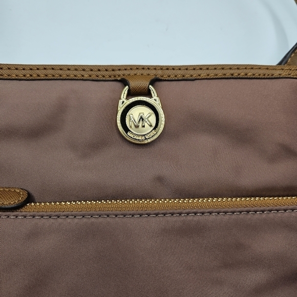 Michael Kors crossbody ba with adjustable straps - Picture 3 of 12